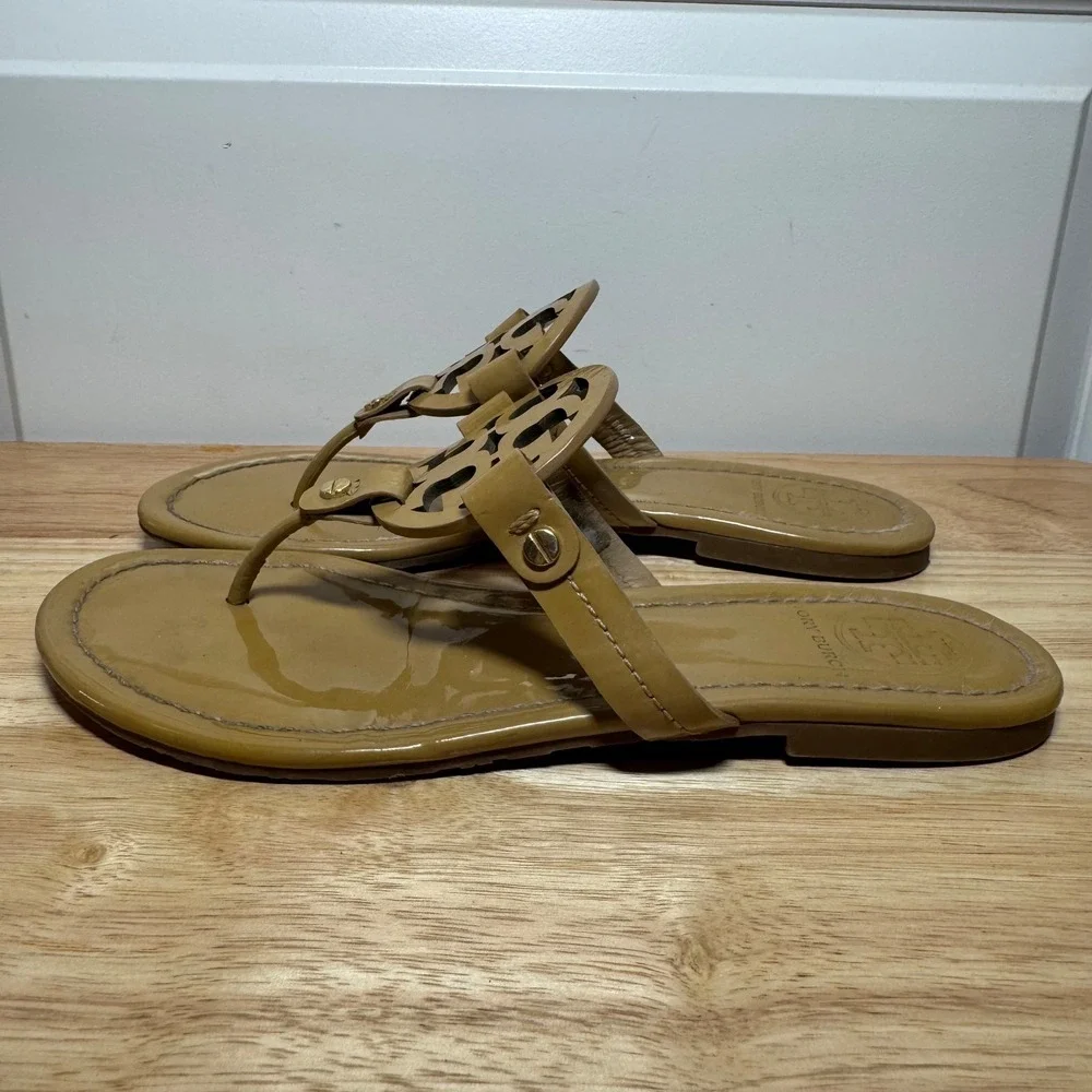 Tory Burch Miller Patent Sandal Tan Brown Leather Thong Flat Logo Size 7